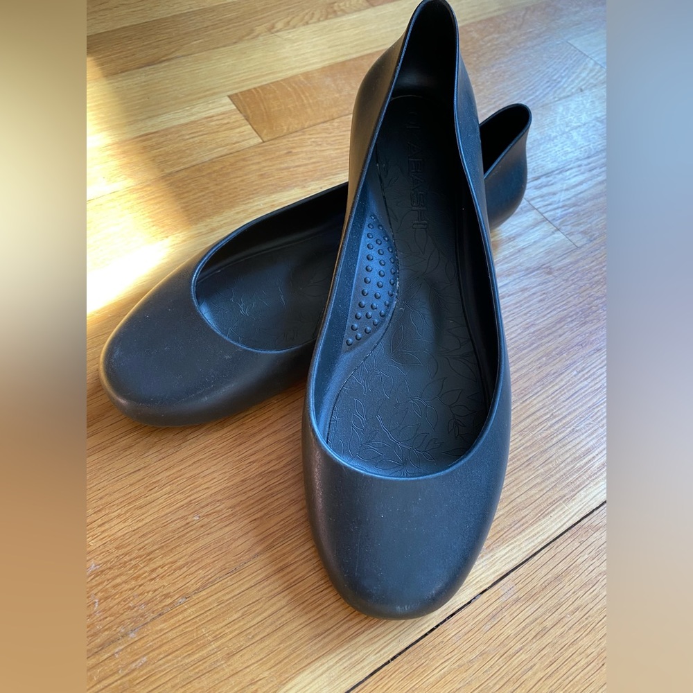Rubber black flats